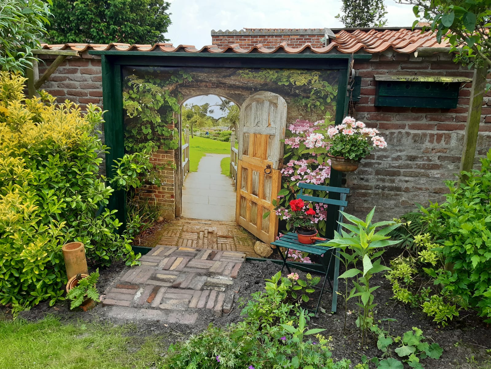 Tuinposter doorkijkje groot formaat in de tuin